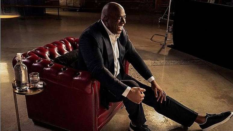 Magic Johnson ganha série documental que mostra sua genialidade no basquete e importância histórica.