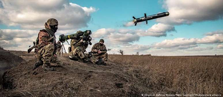 Soldados ucranianos usam um lançador com mísseis Javelin dos EUA durante exercícios militares