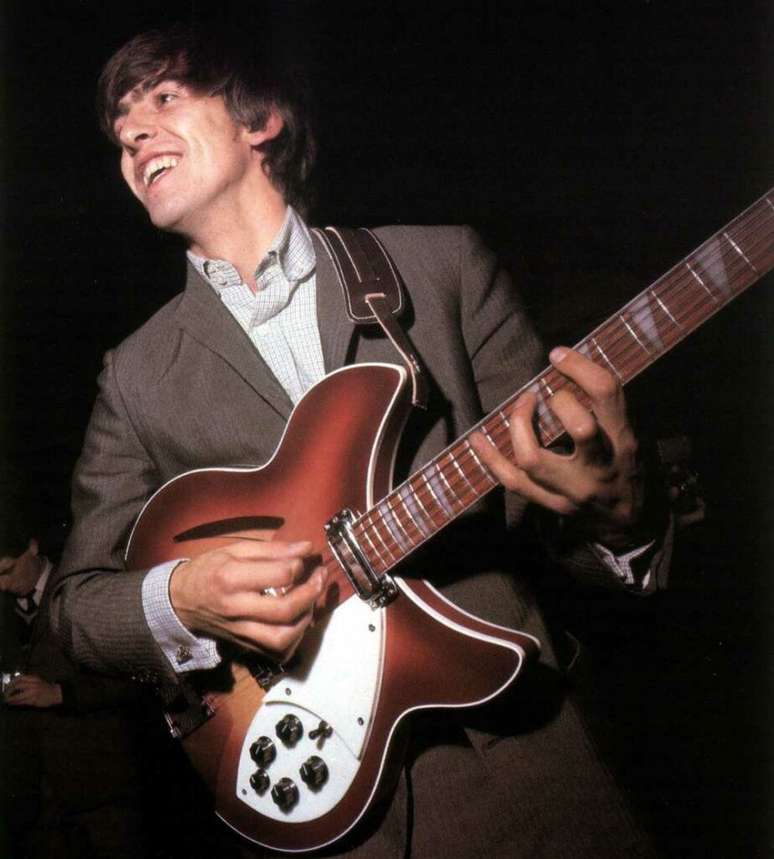 O icônico beatle George Harrison usava uma clássica guitarra da marca Rickenbacker (Foto/Reprodução/Internet)