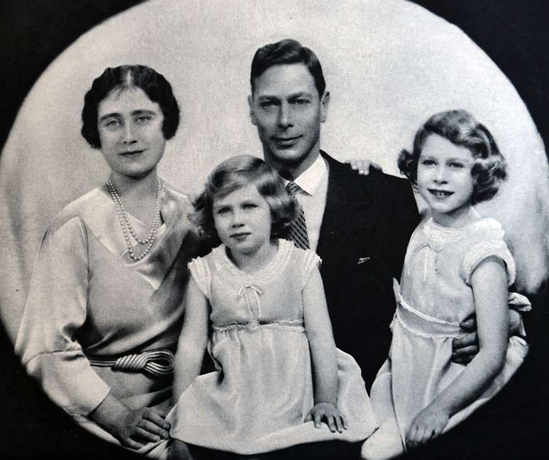 A jovem princesa Elizabeth (direita) com sua irmã Margaret e seus pais, quando eles eram duque e duquesa de York