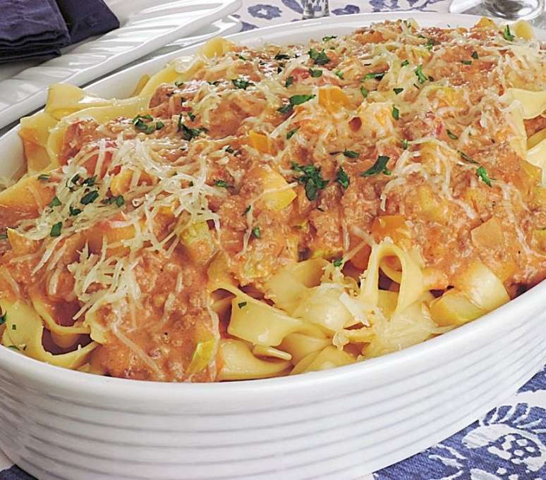 Macarronada &agrave; bolonhesa ros&eacute; (Reprodu&ccedil;&atilde;o / Guia Cozinha)