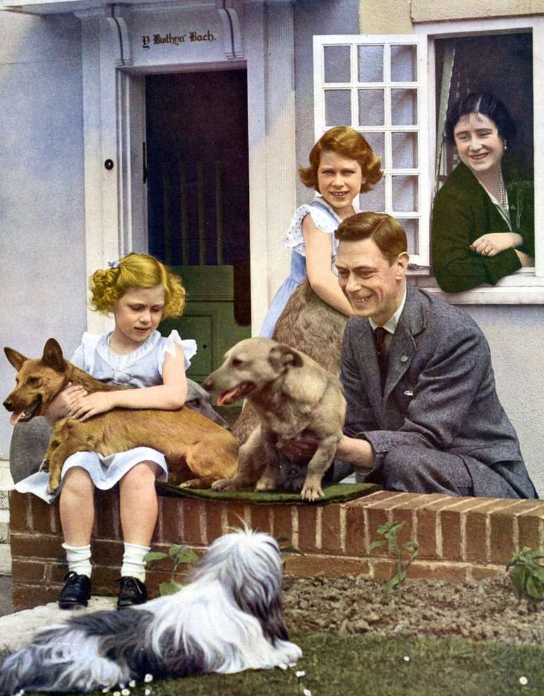 As jovens princesas Elizabeth e Margaret com seus pais e cães em Windsor em 1936