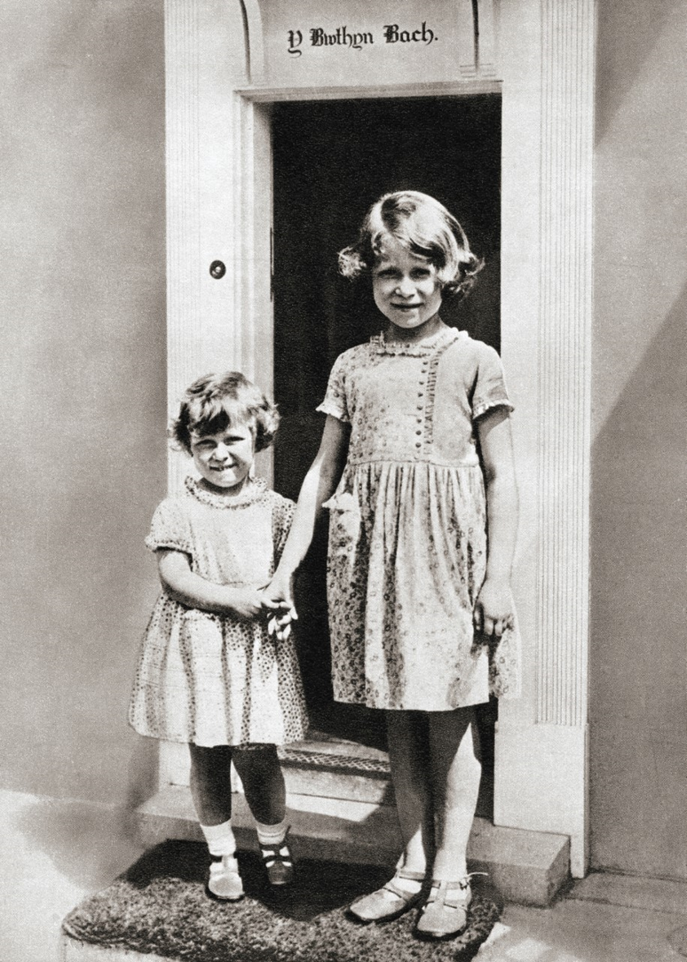 Princesa Elizabeth, à direita, e sua irmã, a princesa Margaret, em 1933