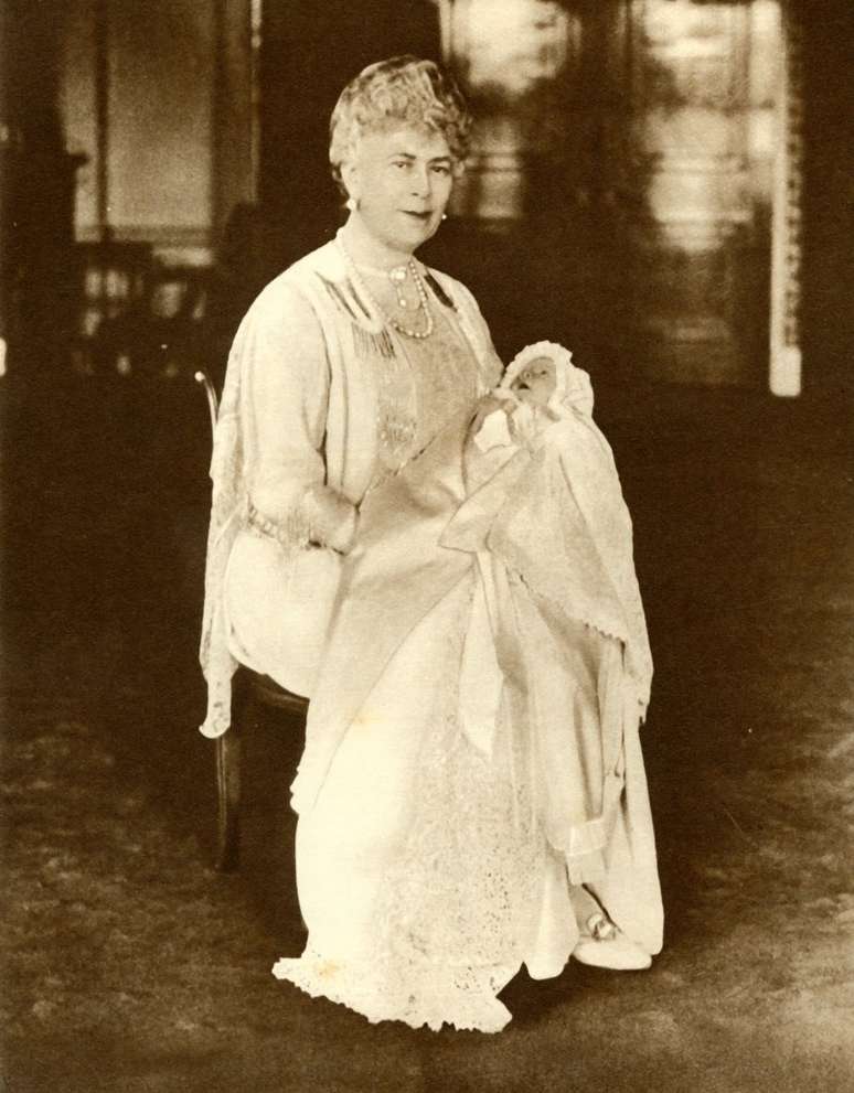 Bebê princesa Elizabeth com sua avó, a rainha Mary, em 1926