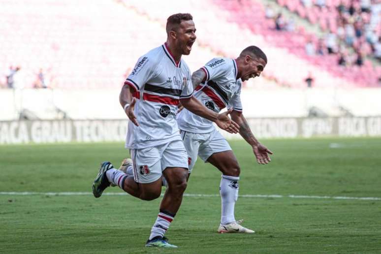 Tarcísio fez o primeiro gol do jogo na Arena de Pernambuco (Foto: Divulgação/Rafael Melo/Santa Cruz)