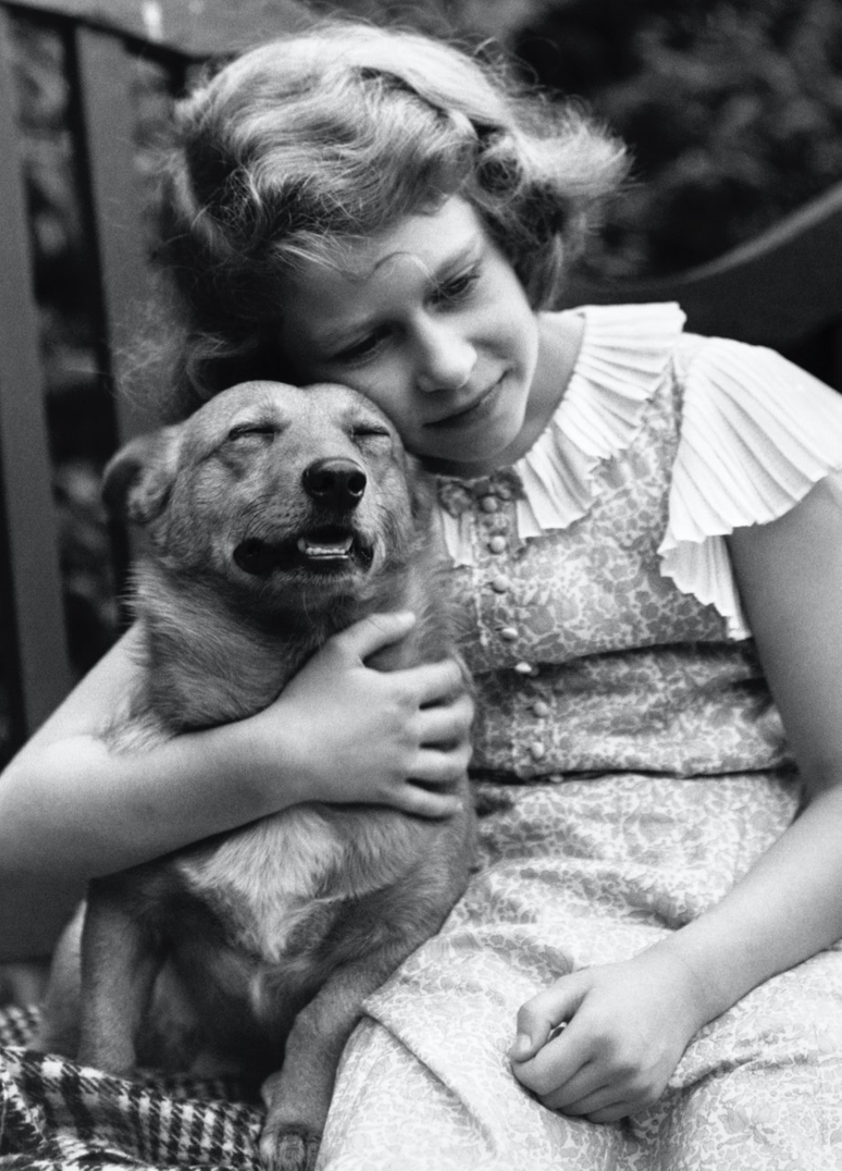A princesa Elizabeth em uma foto tirada no ano da abdicação, 1936 - é provável que ela já soubesse o que estava por vir