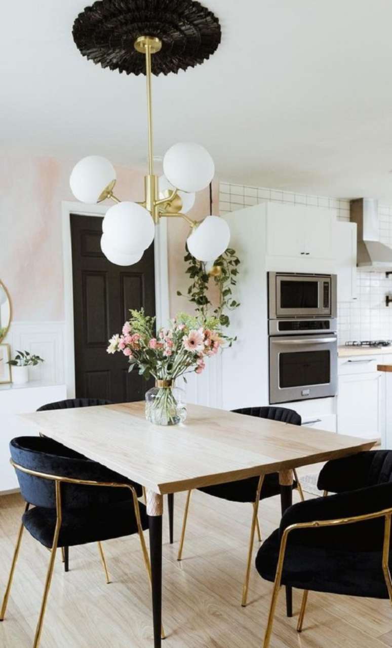 33. Sala com lumin&aacute;ria branca redonda e moderno &ndash; Foto Arkpad