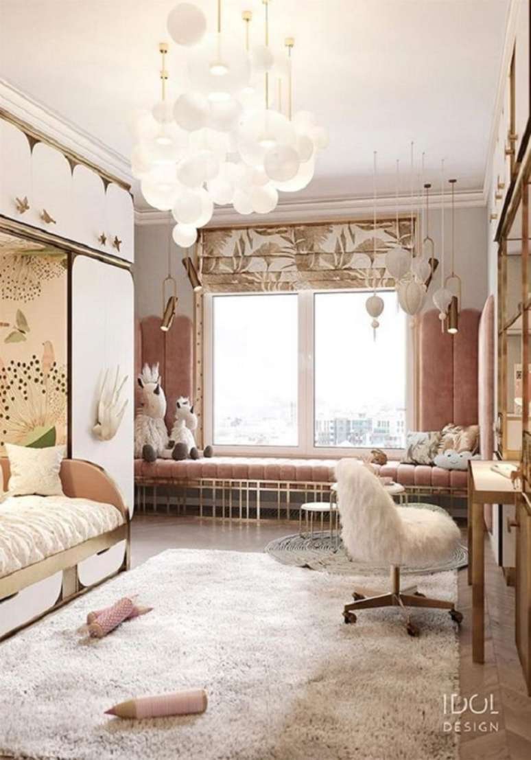 26. Quarto com lumin&aacute;ria redonda branco e dourado &ndash; Foto Decopeques