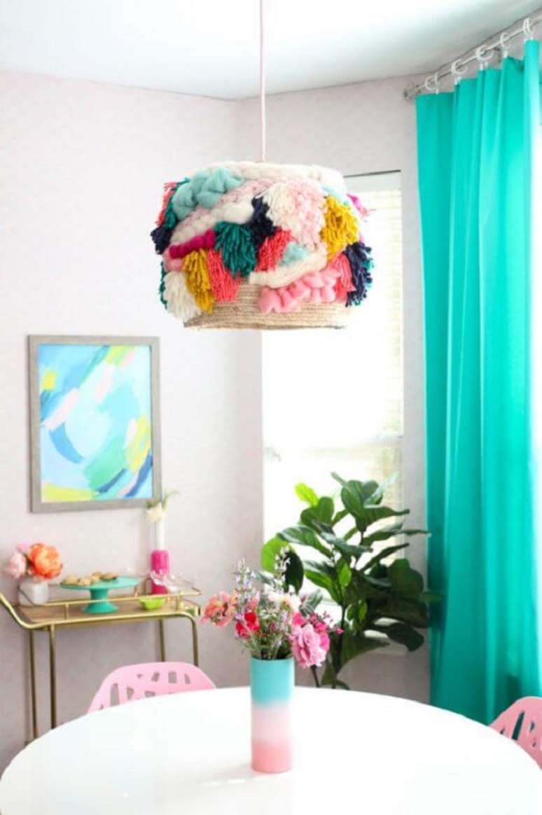 55. Lumin&aacute;ria redonda colorida para sala de jantar criativa &ndash; Foto The Cottage Market