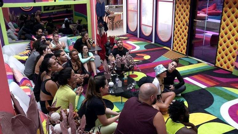 Brothers reunidos na sala da casa mais vigiada do País; atual edição do Big Brother Brasil levanta debate sobre hábitos alimentares de alguns participantes.