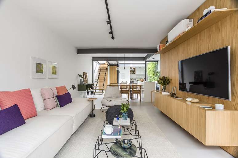 3. A lumin&aacute;ria trilho traz um ilumina&ccedil;&atilde;o foi direcionada para sala de estar. Foto: Ricardo Bassetti