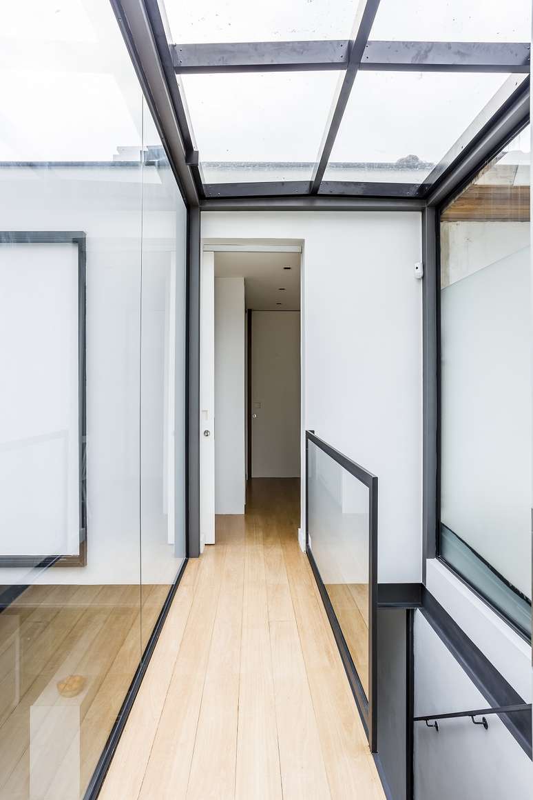 9. A passarela de vidro conecta o deck a &aacute;rea intima. Foto: Ricardo Bassetti