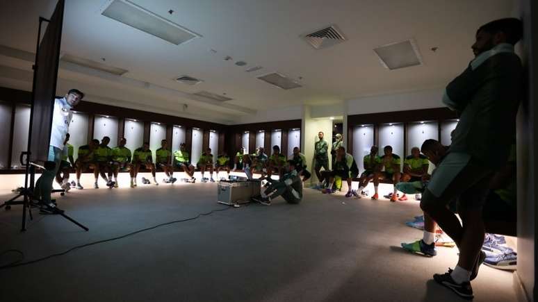 Abel Ferreira durante preleção ao elenco do Verdão no domingo, em Abu Dhabi (Foto: Fabio Menotti/Palmeiras)