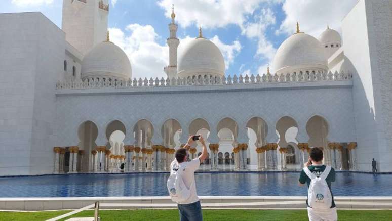 Palmeirenses não perderam a chance de tirar fotos durante a passagem por Abu Dabi