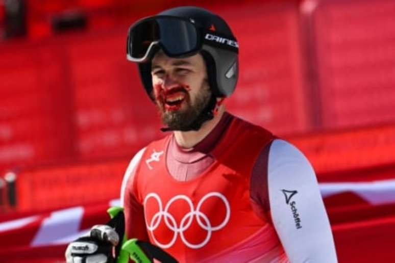 Hemetsberger sofreu com um dos portões da prova de downhill(Foto: FRANÇOIS-XAVIER MARIT / AFP)