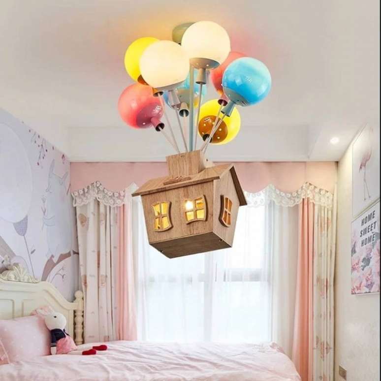 11. Lumin&aacute;ria redonda infantil em formato de casa com luzes coloridas em formatos em bal&atilde;o &ndash; Foto Aliexpress
