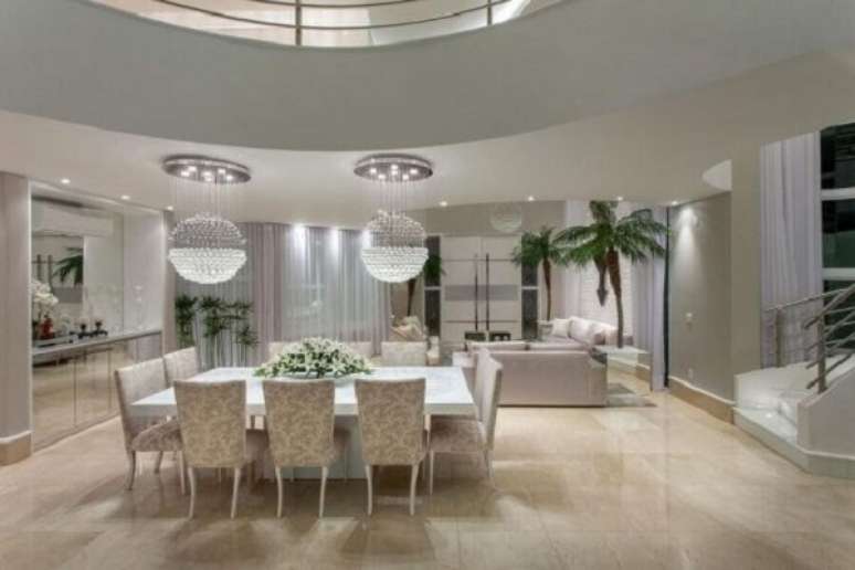 47. Decora&ccedil;&atilde;o com lumin&aacute;ria redonda na sala de jantar &ndash; Foto Aquiles Nicolas Kilaris