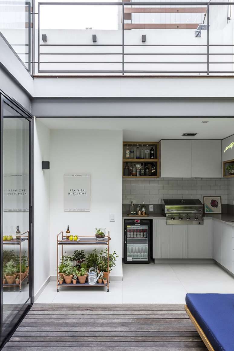 8. M&oacute;veis planejados trazem funcionalidade e otimizam o espa&ccedil;o do cantinho do churrasco. Foto: Ricardo Bassetti