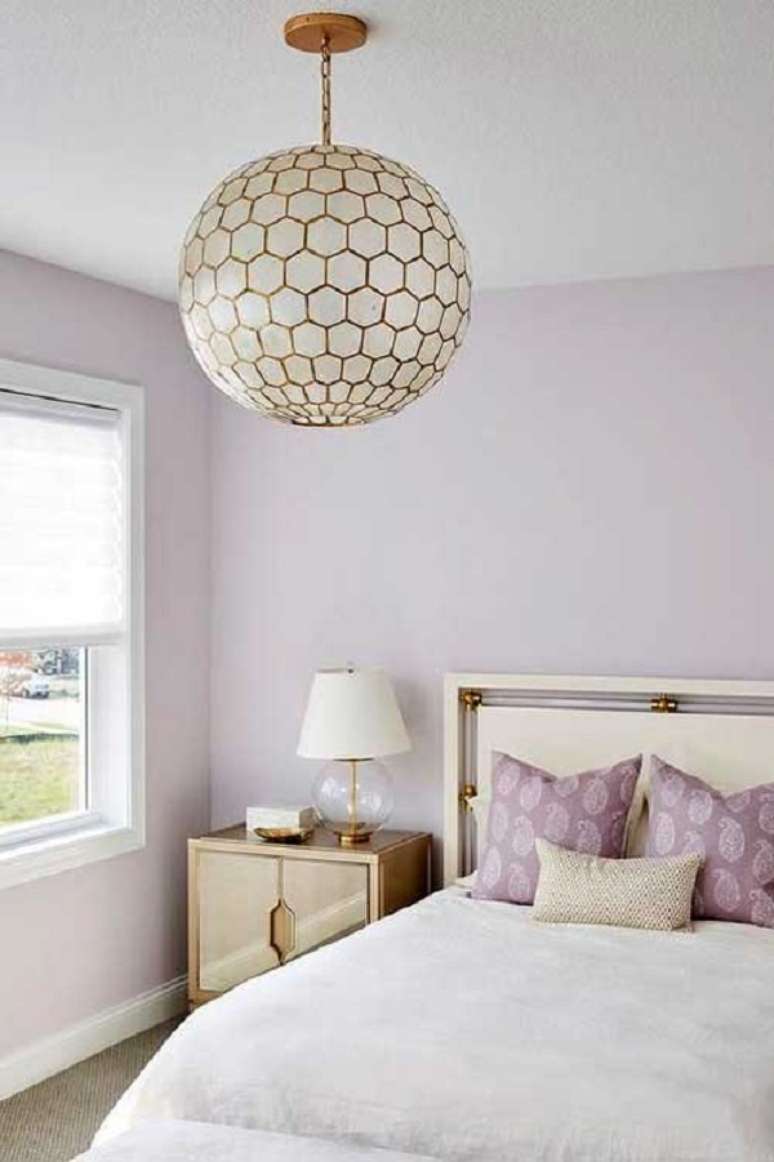 30. Quarto lil&aacute;s com branco e lumin&aacute;ria redonda &ndash; Foto Exclusiva Castor