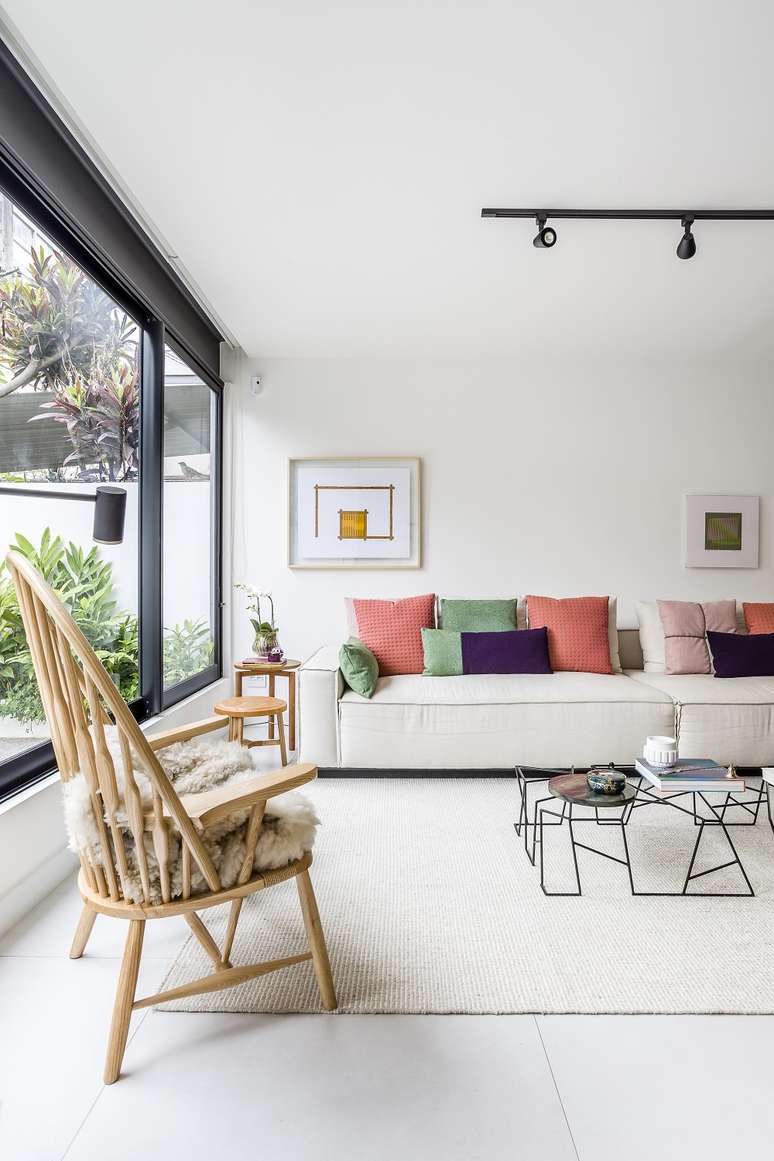 4. M&oacute;veis e objetos decorativos claros intensificam a claridade dos ambientes. Foto: Ricardo Bassetti