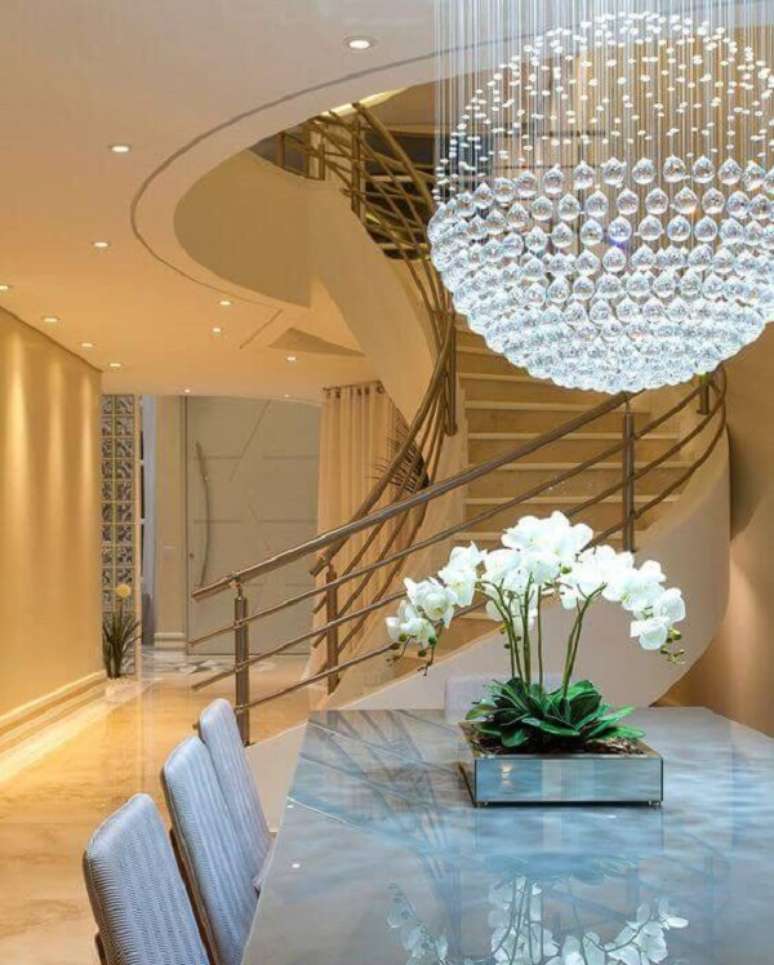 54. Lumin&aacute;ria pendente redonda de cristal com decora&ccedil;&atilde;o luxuosa &ndash; Foto Revista VD