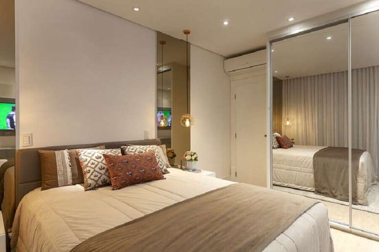 4. Lumin&aacute;ria pendente aramada para decora&ccedil;&atilde;o de quarto de casal &ndash; Foto: Aquiles Nicolas K&iacute;laris