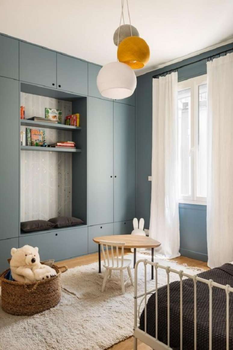 25. Quarto azul com lumin&aacute;ria redonda e amarelo &ndash; Foto Atelier CVD