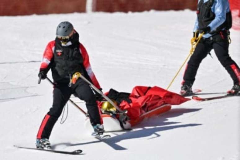 Schwaiger precisou ser retirado de maca (Foto: JOE KLAMAR / AFP)