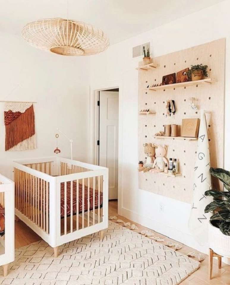 29. Quarto de bebe com lumin&aacute;ria redonda de madeira &ndash; Foto Slumberkins