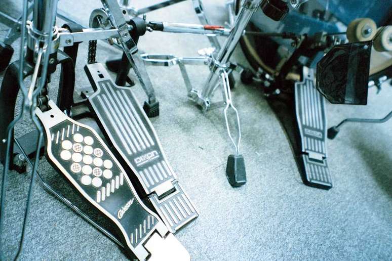 O pedal duplo é um equipamento que permite adaptações de grooves na bateria e aumento da velocidade do uso do bumbo (Foto/Reprodução/Internet)