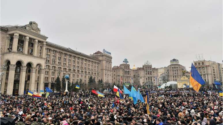 Multid&atilde;o reunida na Pra&ccedil;a da Independ&ecirc;ncia, em Kiev