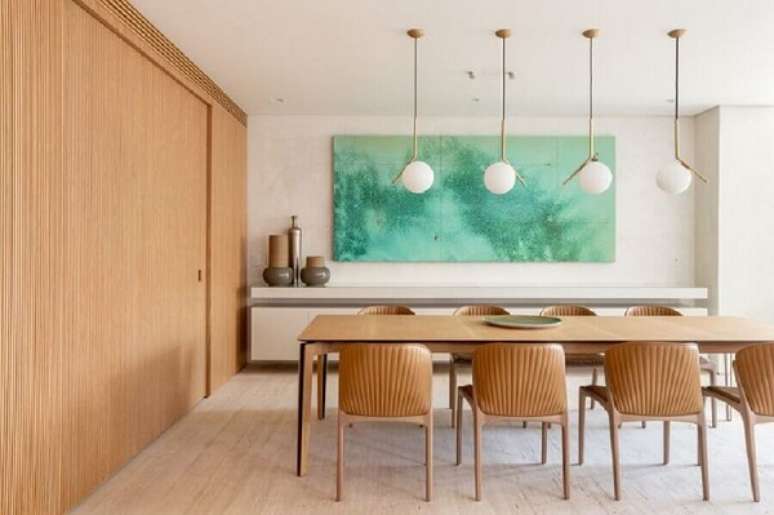 34. Sala de jantar amadeirada decorada com lumin&aacute;ria redonda moderna &ndash; Foto Houzz