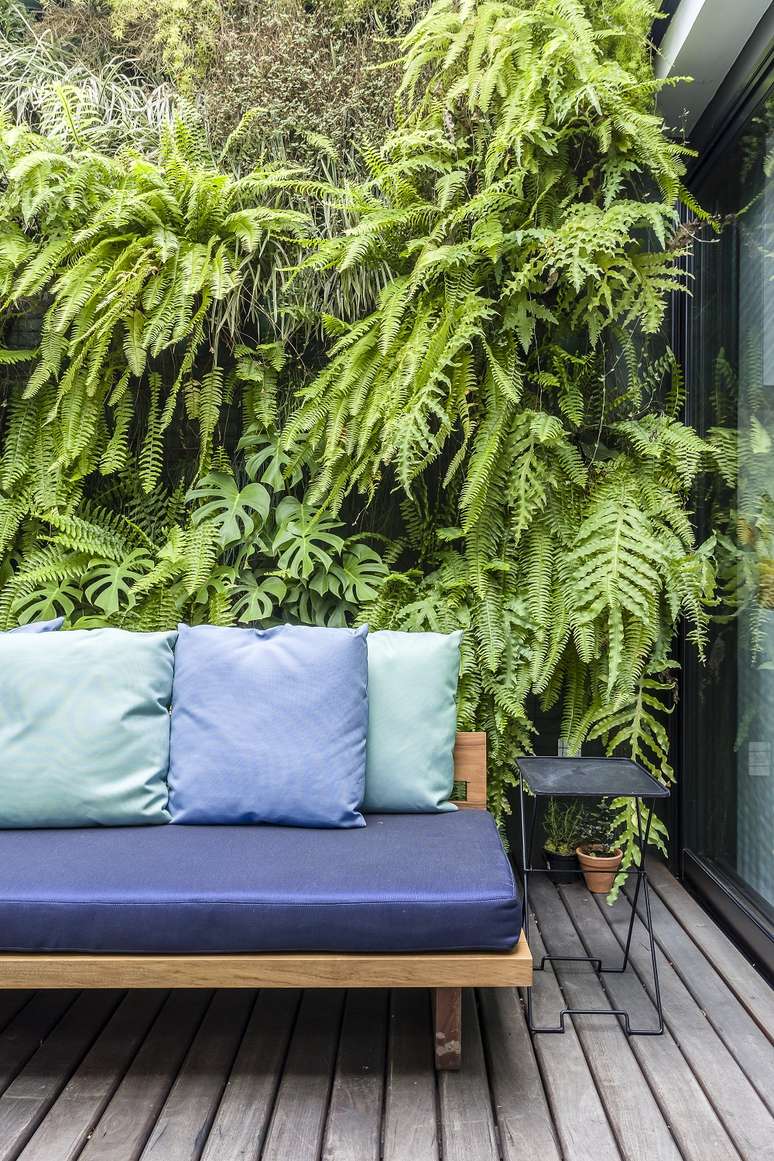 7. O jardim vertical do p&aacute;tio interno traz a natureza para dentro da casa. Foto: Ricardo Bassetti