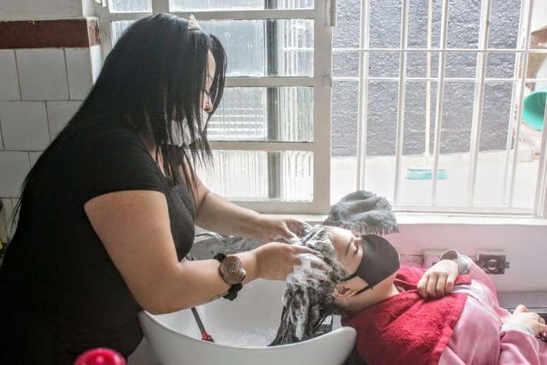 Espaco Michelle Firmino conta com cabeleireiras, design de sobrancelhas, esmalteria, entre outros profissionais