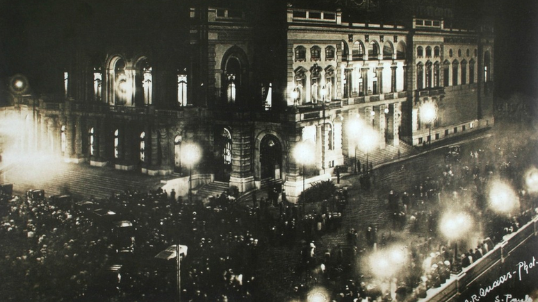 Teatro Municipal de S&atilde;o Paulo em 1911: mais de dez anos ap&oacute;s inaugura&ccedil;&atilde;o, local foi o palco da Semana de 1922