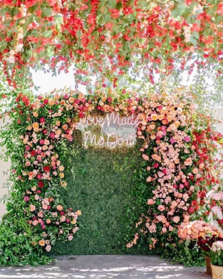 48. Painel de flores com flores coloridas &ndash; Foto SJSevents