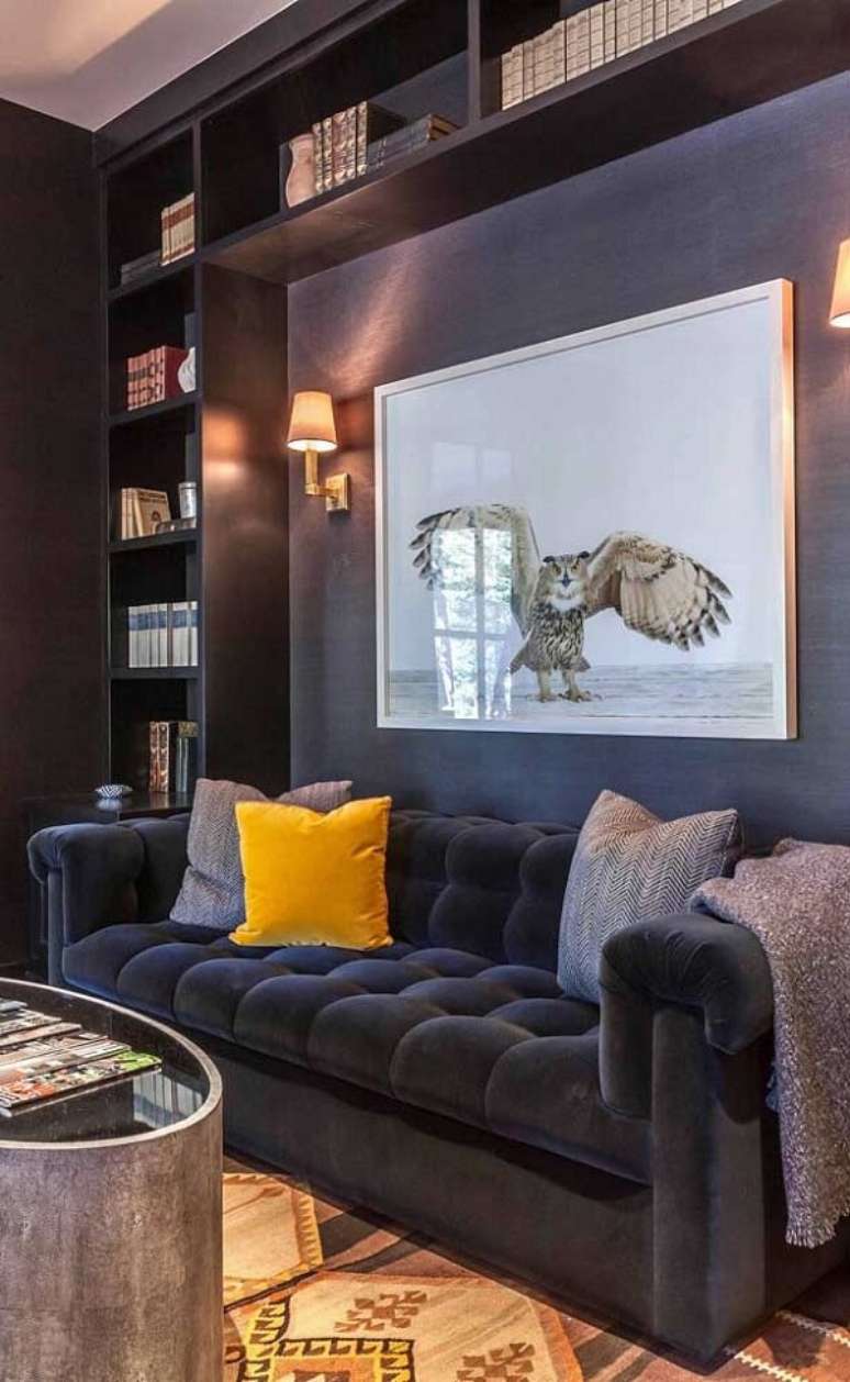 10. A manta e as almofadas ajudam na decora&ccedil;&atilde;o do sof&aacute; capiton&ecirc;. Fonte: Decor F&aacute;cil