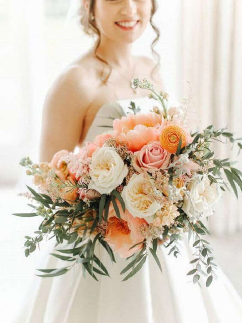 12. Buqu&ecirc; de flores coloridas em tons de p&ecirc;ssego &ndash; Foto Iaza