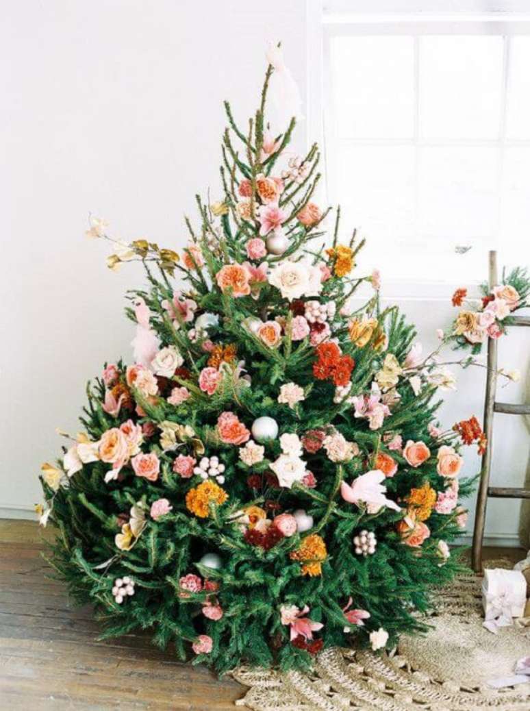 27. Flores coloridas na decora&ccedil;&atilde;o de casa &ndash; Foto Green Wedding Shoes