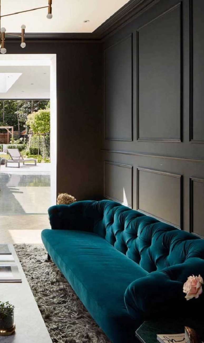 62. Sof&aacute; capiton&ecirc; de veludo azul e puro charme. Fonte: Decor F&aacute;cil