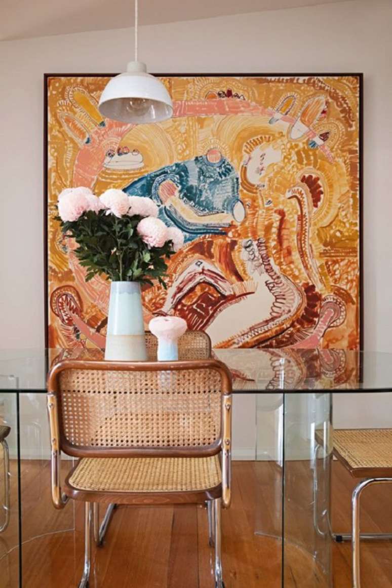 51. Sala moderna com cadeira de palha e vaso de flores coloridas -Foto Apartment Therapu