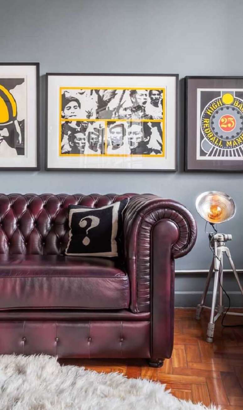 39. O sof&aacute; capiton&ecirc; couro traz um toque retro para o decor. Fonte: Hist&oacute;rias de Casa