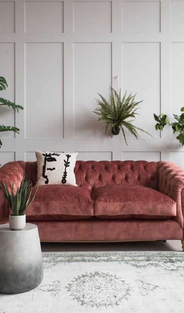 45. O sof&aacute; capiton&ecirc;, tamb&eacute;m conhecido como sof&aacute; chesterfield e uma peca cl&aacute;ssica da decora&ccedil;&atilde;o. Fonte: Decor F&aacute;cil