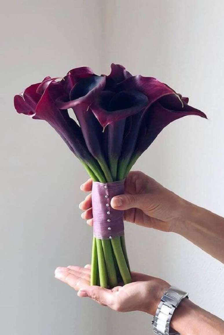 11. Buqu&ecirc; de flor preta copo de leite &ndash; Foto Wedding Forward