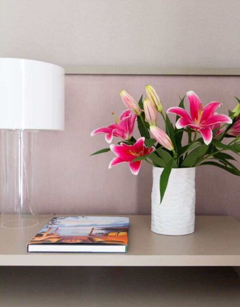 18. Estante decorada com vaso de flores coloridas para sala de estar &ndash; Foto Marilia Veiga Interiores