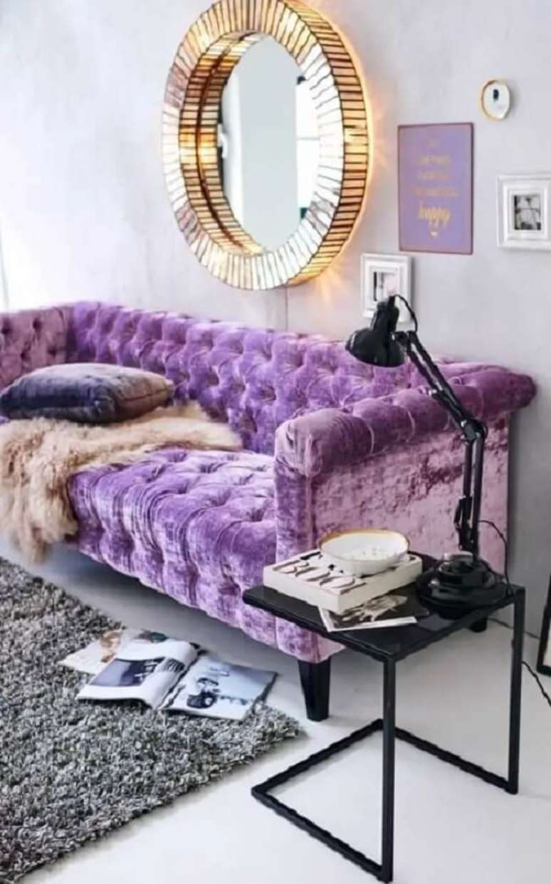 18. Decora&ccedil;&atilde;o glamorosa com sof&aacute; capiton&ecirc; roxo. Fonte: Decor F&aacute;cil