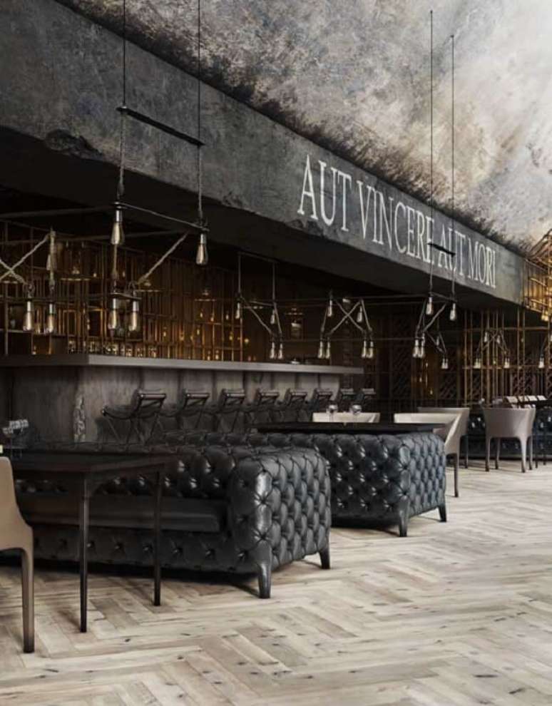 24. Estabelecimentos comerciais tamb&eacute;m podem apostar no sof&aacute; capiton&ecirc; moderno. Fonte: Decor F&aacute;cil