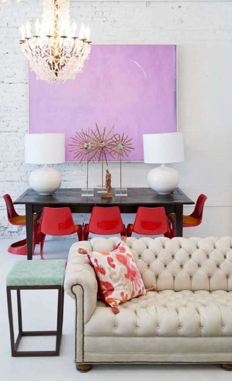 35. O sof&aacute; capiton&ecirc; couro branco valoriza o d&eacute;cor do ambiente. Fonte: Decor F&aacute;cil