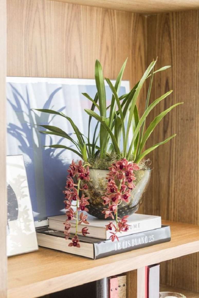 59. Vaso de flores &eacute; um lindo enfeite para estante &ndash; Foto Vamos Receber
