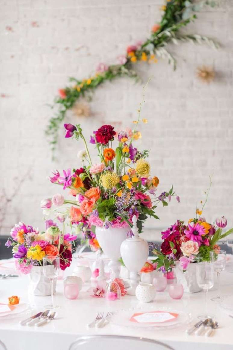 16. Decora&ccedil;&atilde;o com flores coloridas &ndash; Foto Style Me Pretty